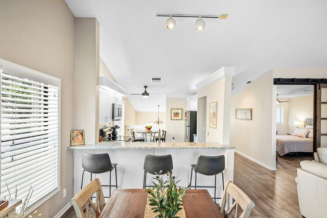 10423 S Circle Lake Drive 202, Boynton Beach, FL 33437