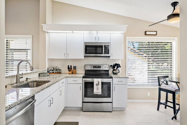 10423 S Circle Lake Drive 202, Boynton Beach, FL 33437