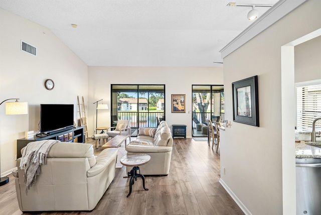 10423 S Circle Lake Drive 202, Boynton Beach, FL 33437