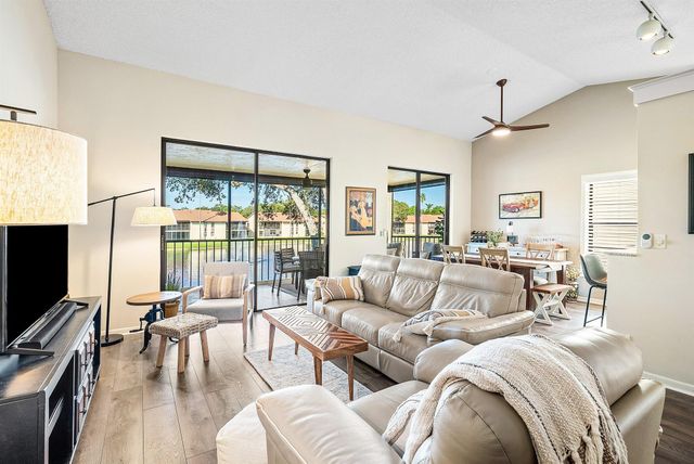 10423 S Circle Lake Drive 202, Boynton Beach, FL 33437