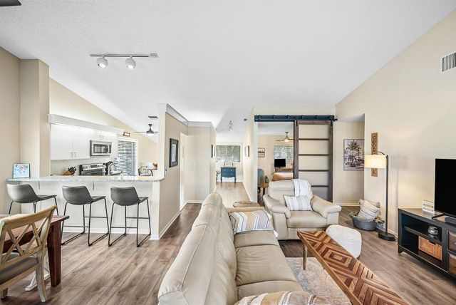 10423 S Circle Lake Drive 202, Boynton Beach, FL 33437