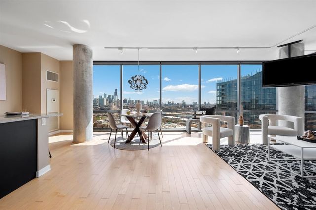 860 W Blackhawk Street 2108, Chicago, IL 60642