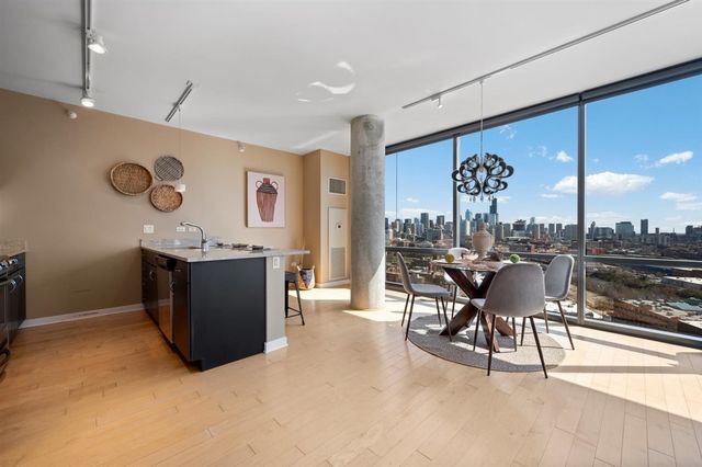 860 W Blackhawk Street 2108, Chicago, IL 60642