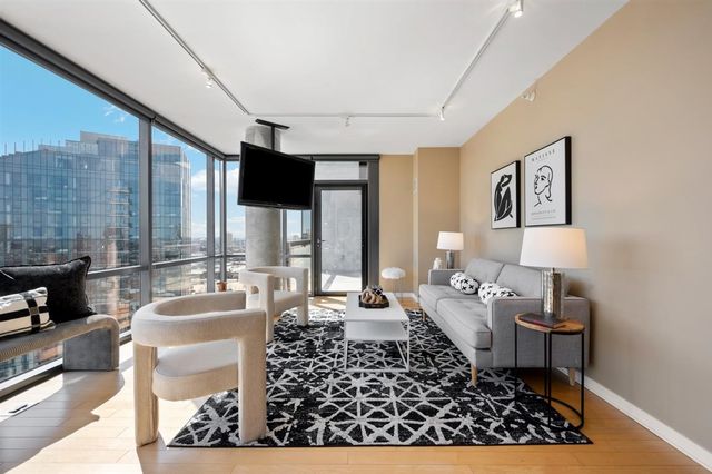 860 W Blackhawk Street 2108, Chicago, IL 60642