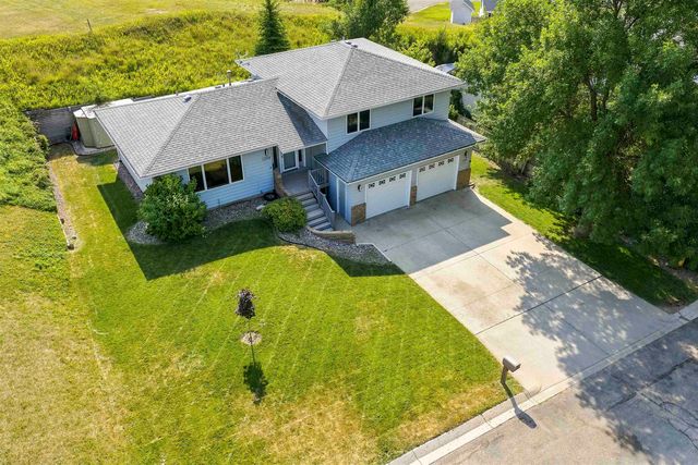 1204 6th Street NE, Minot, ND 58703