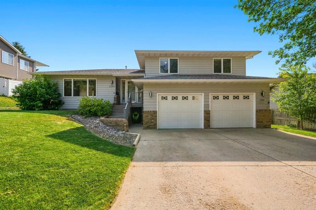 1204 6th Street NE, Minot, ND 58703
