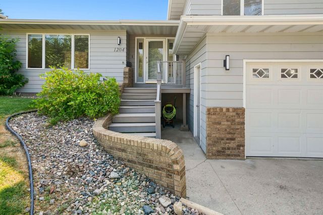 1204 6th Street NE, Minot, ND 58703