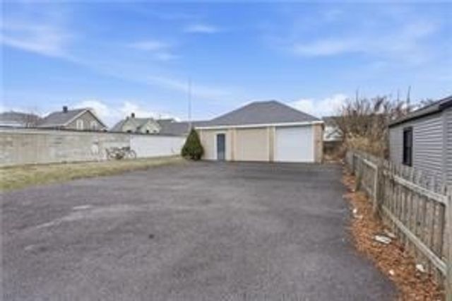 215 Kenyon Ave, Pawtucket, RI 02861