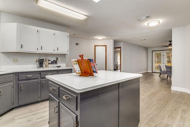 555 Seapine Cir, Pensacola, FL 32506