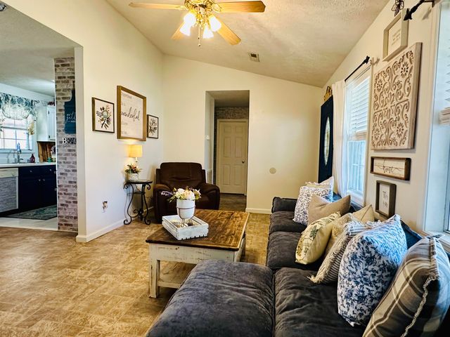89 ALBERT ROBINSON RD, Selmer, TN 38375
