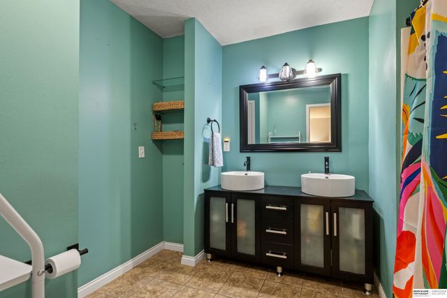 2015 S 165th Street, Omaha, NE 68130