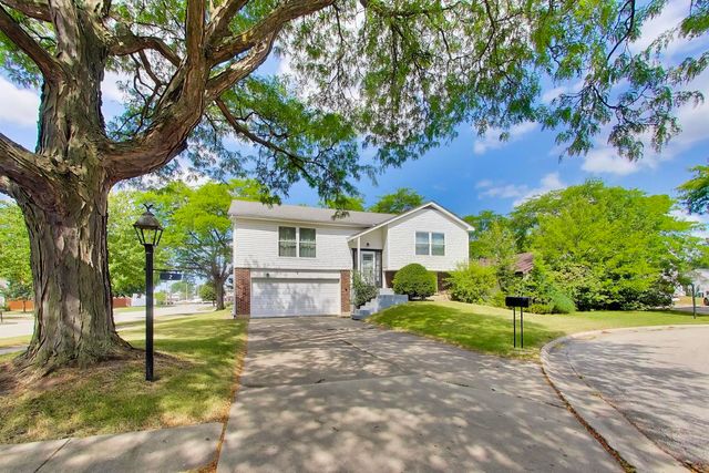 2 Oakmont Court, Streamwood, IL 60107