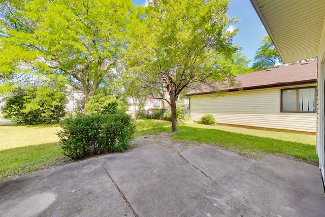 2 Oakmont Court, Streamwood, IL 60107