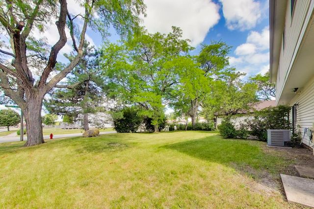 2 Oakmont Court, Streamwood, IL 60107