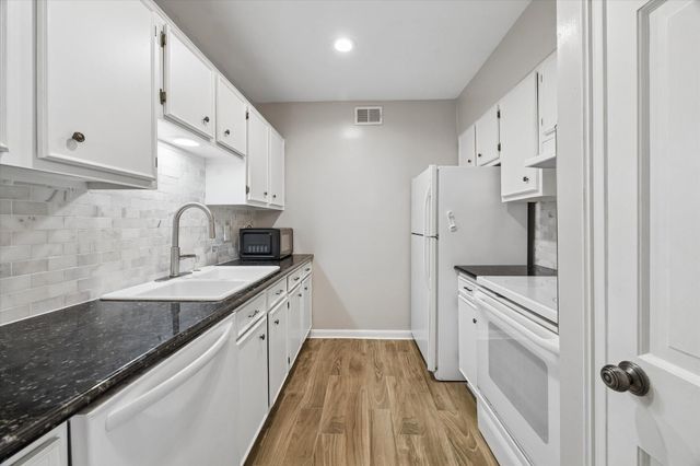 2230 S Piney Point Road 103, Houston, TX 77063