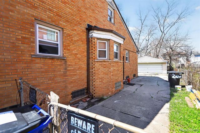 220 W Montana Street, Highland Park, MI 48203