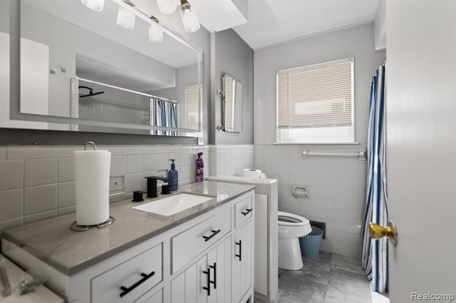 220 W Montana Street, Highland Park, MI 48203