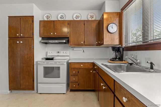 27240 W Pleasant Ridge Street, Dearborn Heights, MI 48127