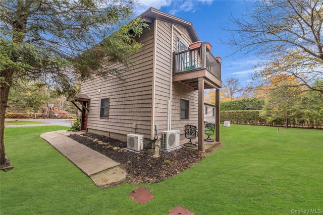 17 Hawkins Lane, Brookhaven, NY 11719