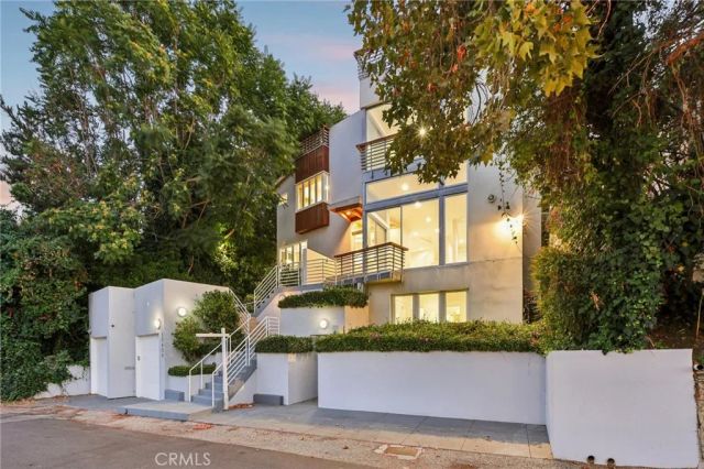 13424 Contour, Sherman Oaks, CA 91423