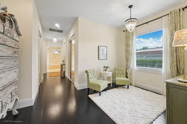 2825 Jockey Circle W, Davie, FL 33330