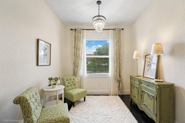 2825 Jockey Circle W, Davie, FL 33330