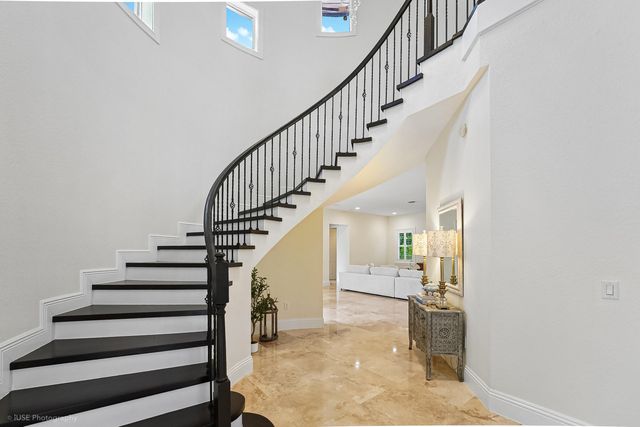 2825 Jockey Circle W, Davie, FL 33330