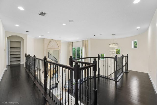 2825 Jockey Circle W, Davie, FL 33330