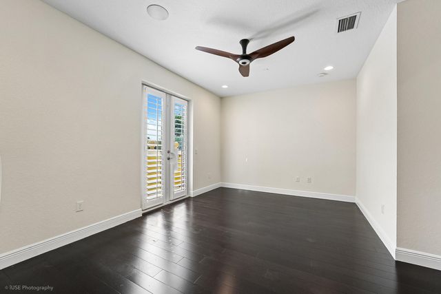 2825 Jockey Circle W, Davie, FL 33330
