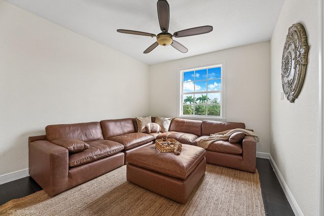 2825 Jockey Circle W, Davie, FL 33330
