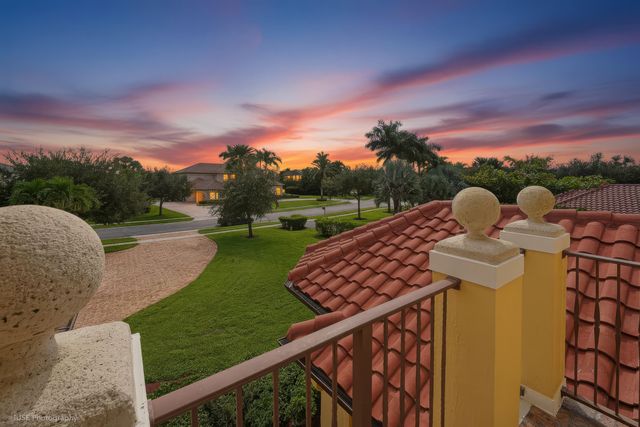 2825 Jockey Circle W, Davie, FL 33330