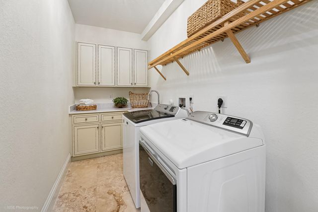 2825 Jockey Circle W, Davie, FL 33330