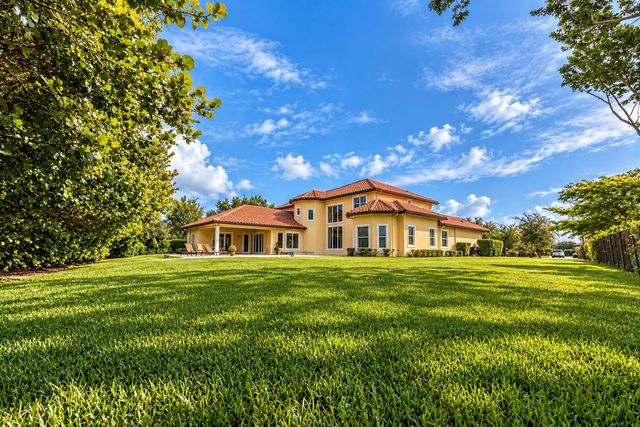 2825 Jockey Circle W, Davie, FL 33330