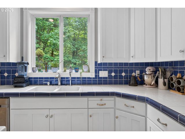 1925 Nw NORFOLK Ct, Portland, OR 97229