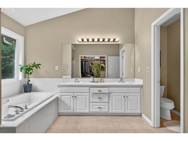 1925 Nw NORFOLK Ct, Portland, OR 97229