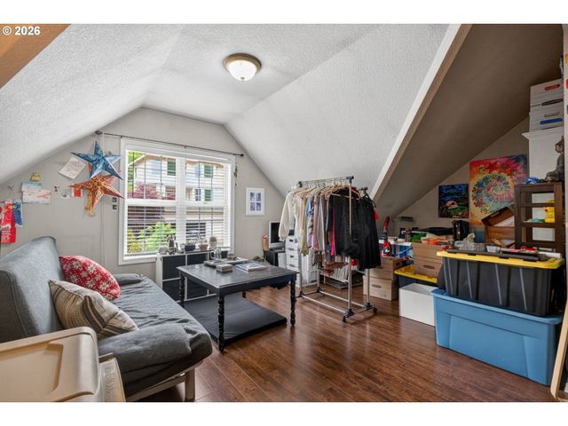1925 Nw NORFOLK Ct, Portland, OR 97229