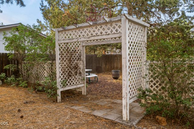 61568 Newberry Drive, Bend, OR 97702