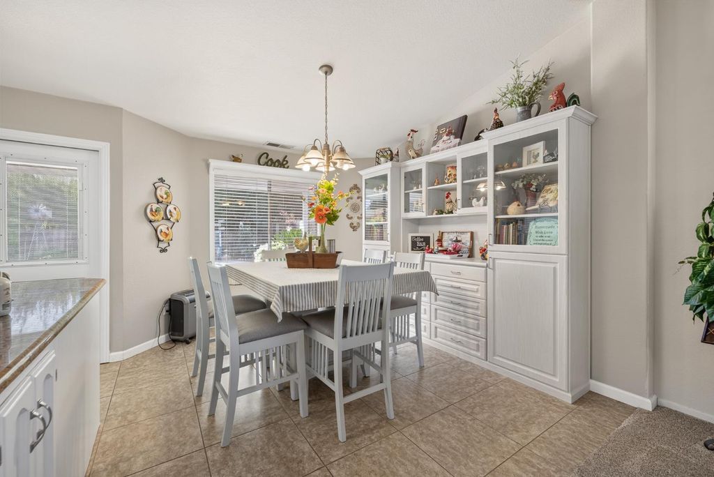 Image 10 of property listing at 2395 Stephanie Lane, Selma, CA 93662