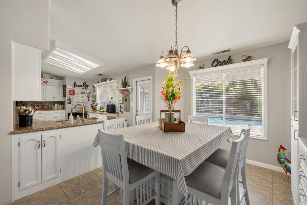 Image 11 of property listing at 2395 Stephanie Lane, Selma, CA 93662