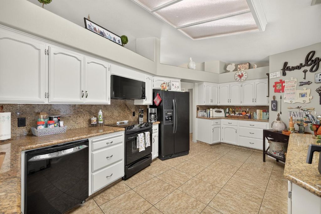 Image 14 of property listing at 2395 Stephanie Lane, Selma, CA 93662