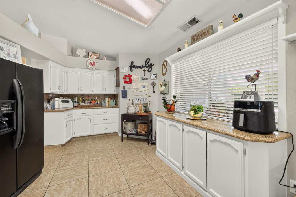 Image 15 of property listing at 2395 Stephanie Lane, Selma, CA 93662