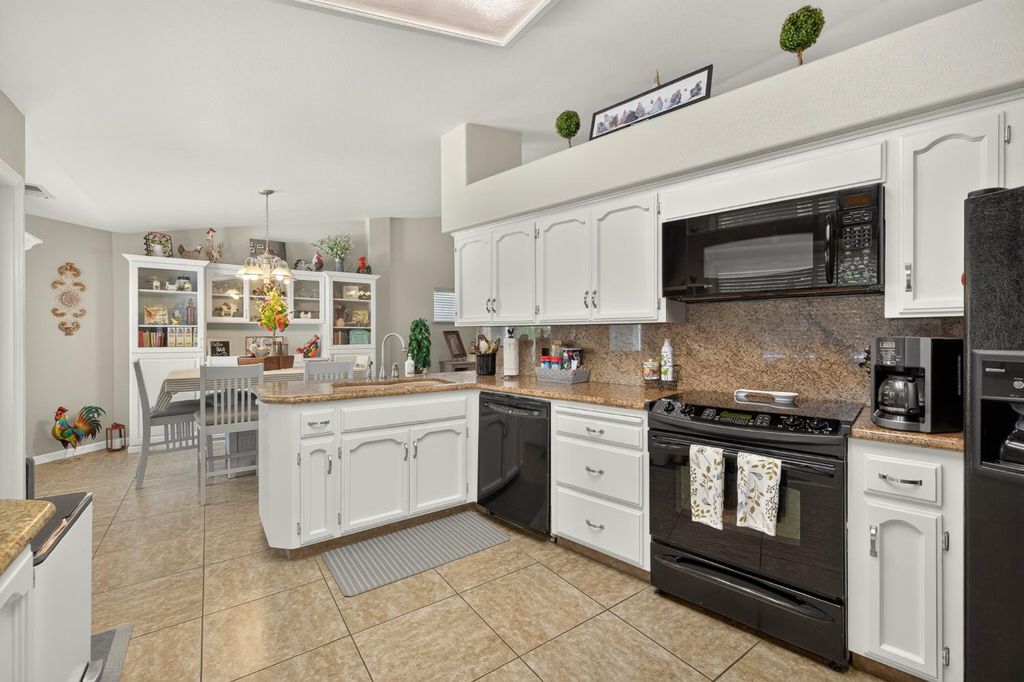 Image 16 of property listing at 2395 Stephanie Lane, Selma, CA 93662