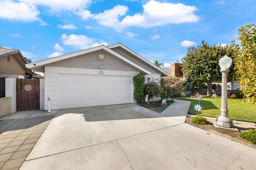 Image 2 of property listing at 2395 Stephanie Lane, Selma, CA 93662