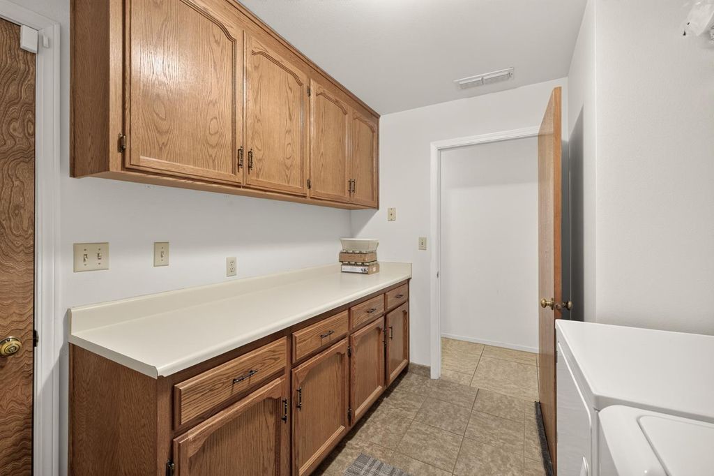 Image 29 of property listing at 2395 Stephanie Lane, Selma, CA 93662