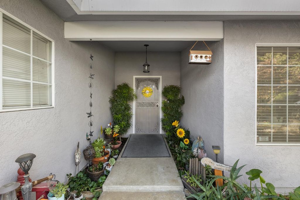 Image 3 of property listing at 2395 Stephanie Lane, Selma, CA 93662
