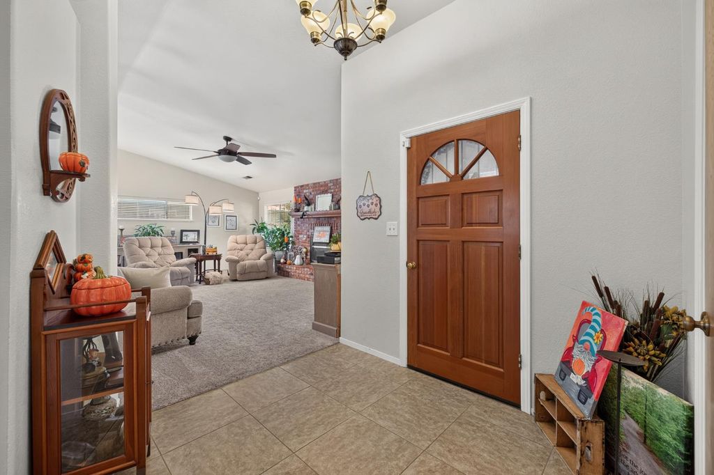 Image 5 of property listing at 2395 Stephanie Lane, Selma, CA 93662