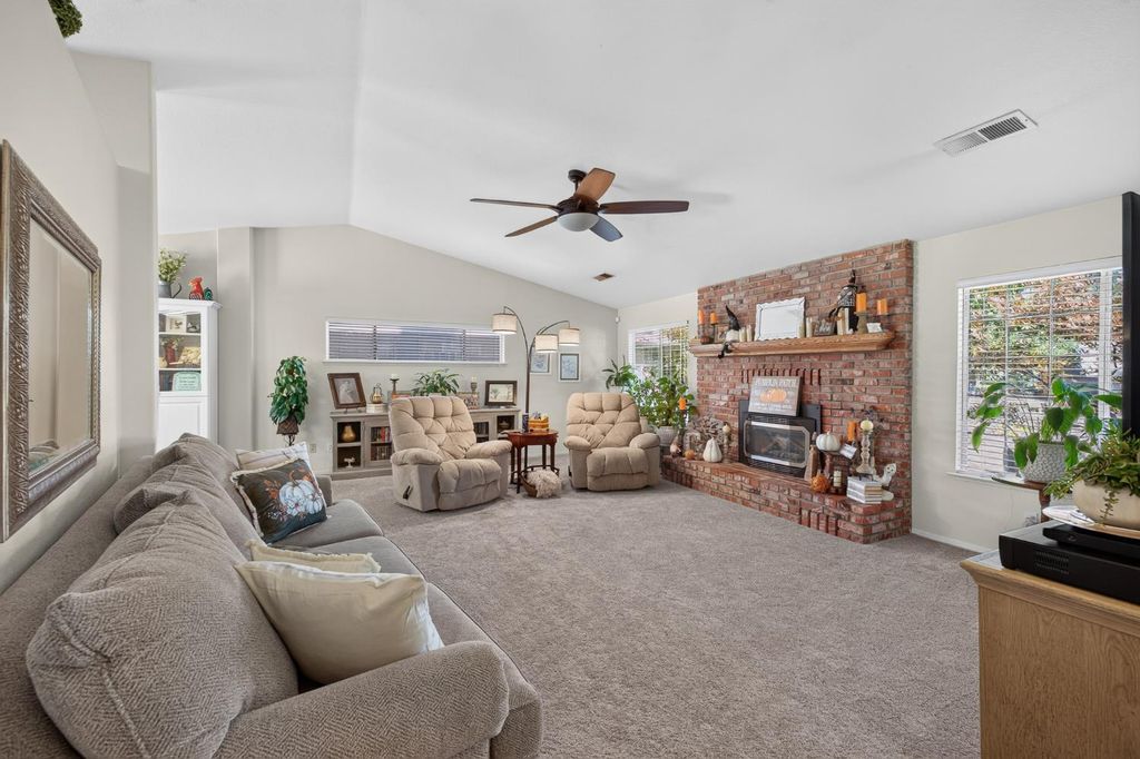 Image 6 of property listing at 2395 Stephanie Lane, Selma, CA 93662