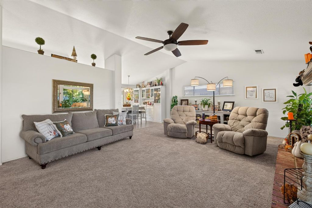 Image 7 of property listing at 2395 Stephanie Lane, Selma, CA 93662