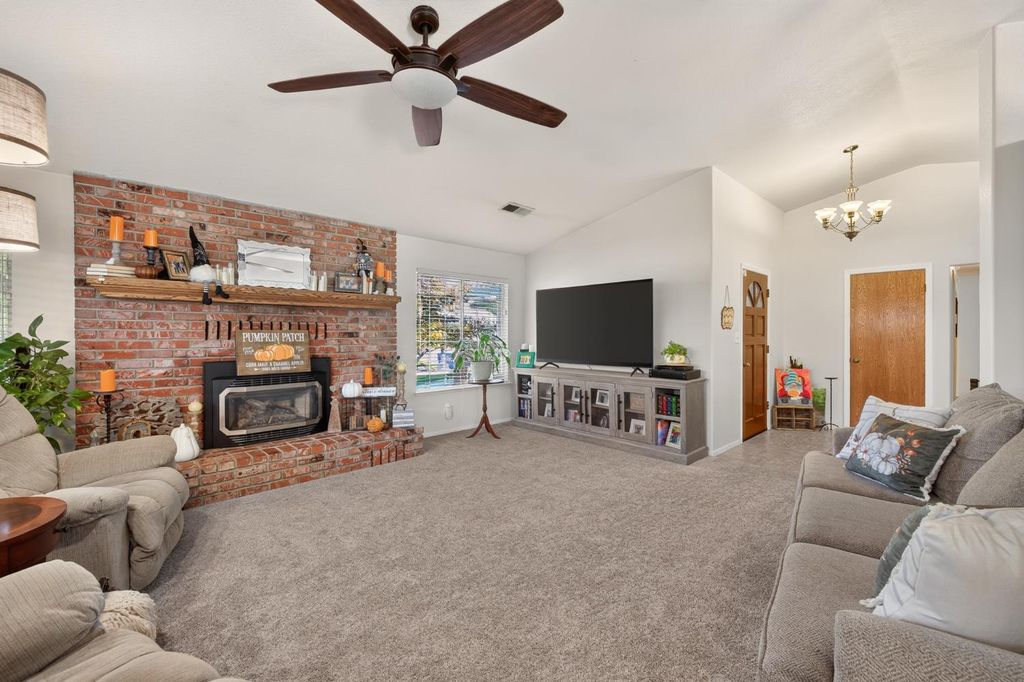Image 8 of property listing at 2395 Stephanie Lane, Selma, CA 93662