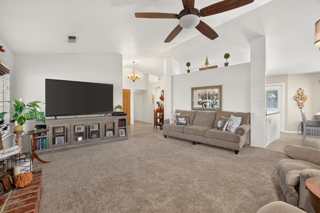 Image 9 of property listing at 2395 Stephanie Lane, Selma, CA 93662